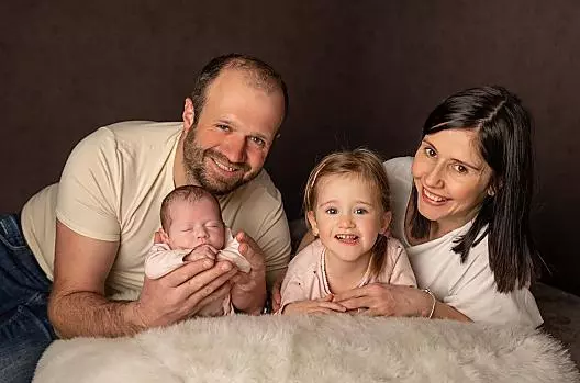 I padroni di casa, il contadino Rudolf con Melanie, e le loro figlie Leah e Nora
