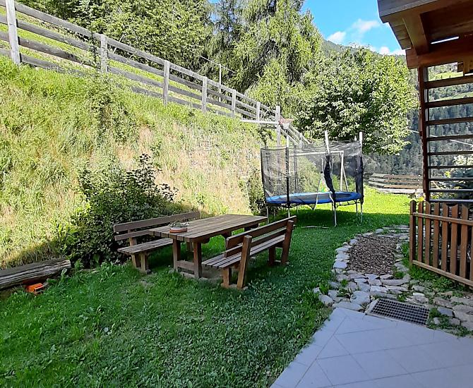 La nostra terrazza con parco giochi. In estate è possibile anche fare il barbecue.