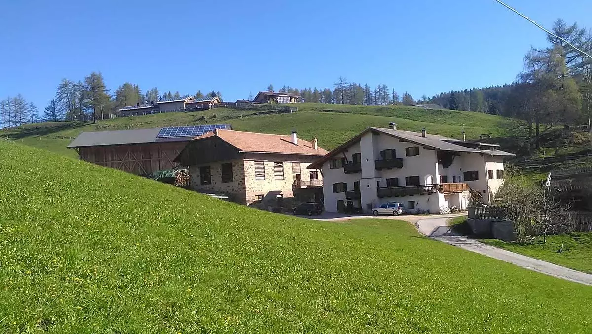 La vecchia stalla davanti e la nuova stalla dietro