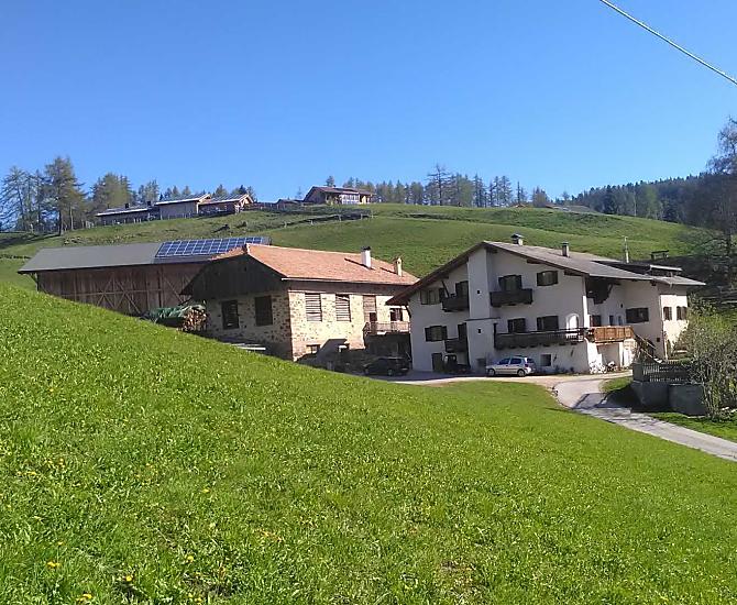 La vecchia stalla davanti e la nuova stalla dietro