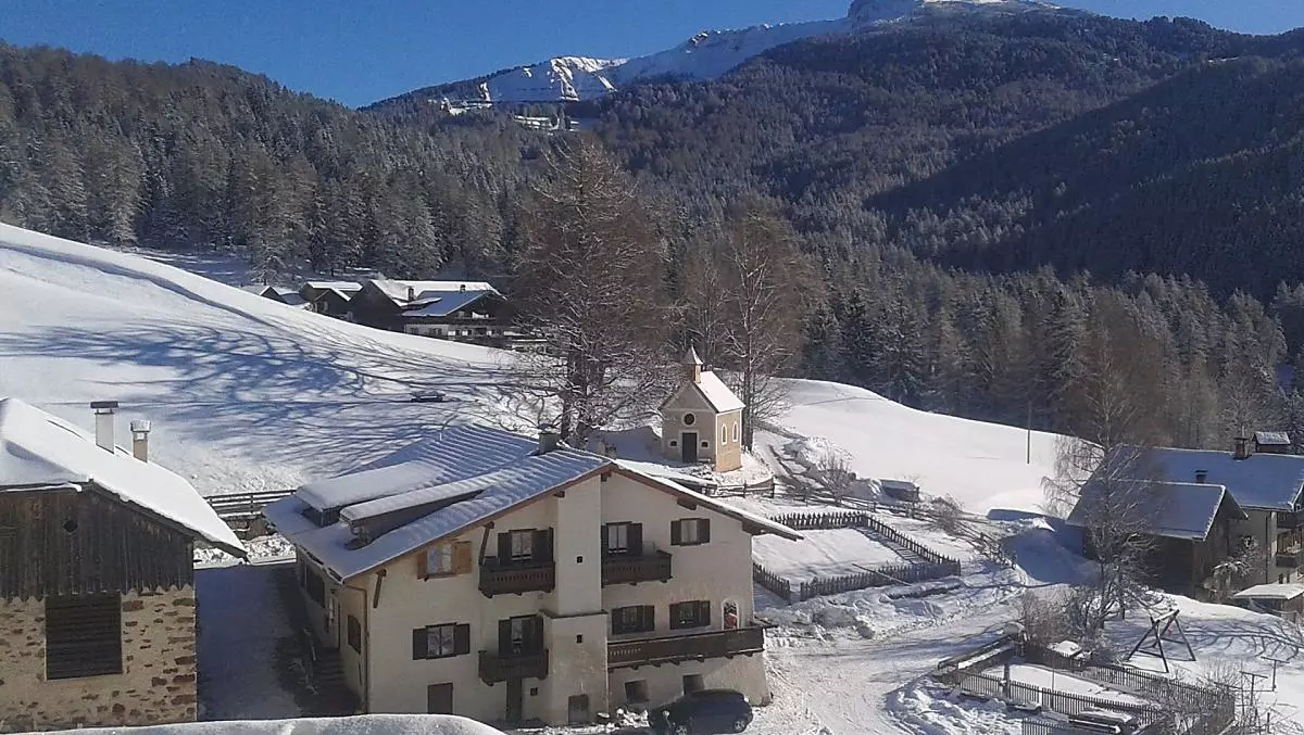 Il Thomaserhof in inverno con il Corno Bianco sullo sfondo