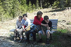 Sibylle con i figli Lukas, Georg e Simon