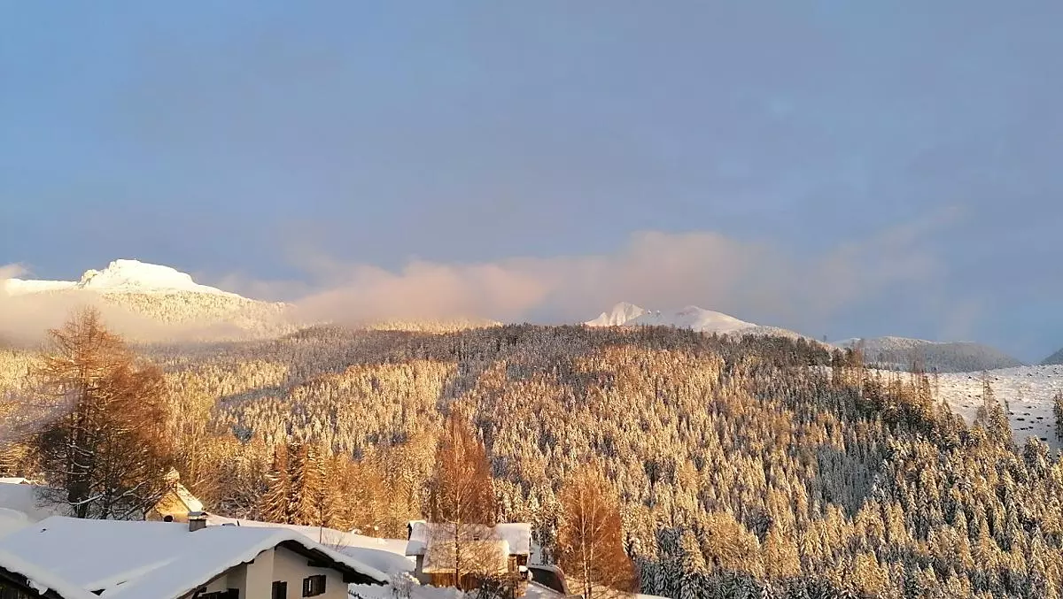 Sullo sfondo le montagne Corno Bianco e Corno Nero
