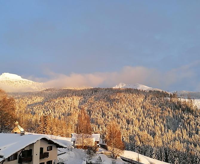 Sullo sfondo le montagne Corno Bianco e Corno Nero