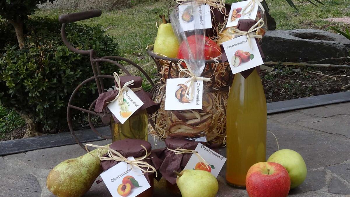 Frutta fresca di stagione, varie confetture, sciroppo, succo di mela e frutta secca.