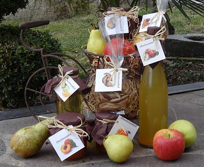 Frutta fresca di stagione, varie confetture, sciroppo, succo di mela e frutta secca.