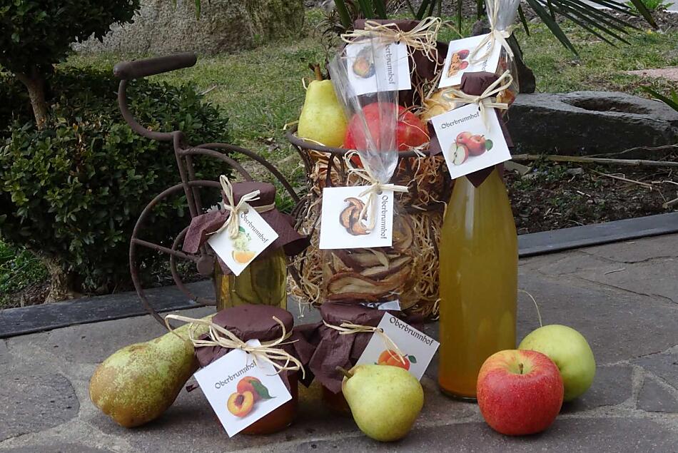 Frutta fresca di stagione, varie confetture, sciroppo, succo di mela e frutta secca.