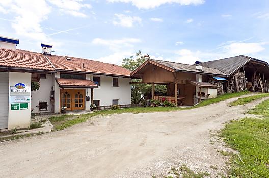 Area d'ingresso con interno del maso. Direttamente accanto al fienile si trova il nostro forno con posti a sedere e la bottega del maso.