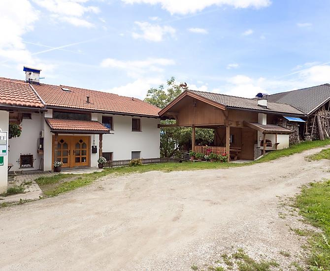 Area d'ingresso con interno del maso. Direttamente accanto al fienile si trova il nostro forno con posti a sedere e la bottega del maso.