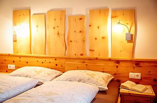 Un sonno sano nel letto in legno di pino cembro
