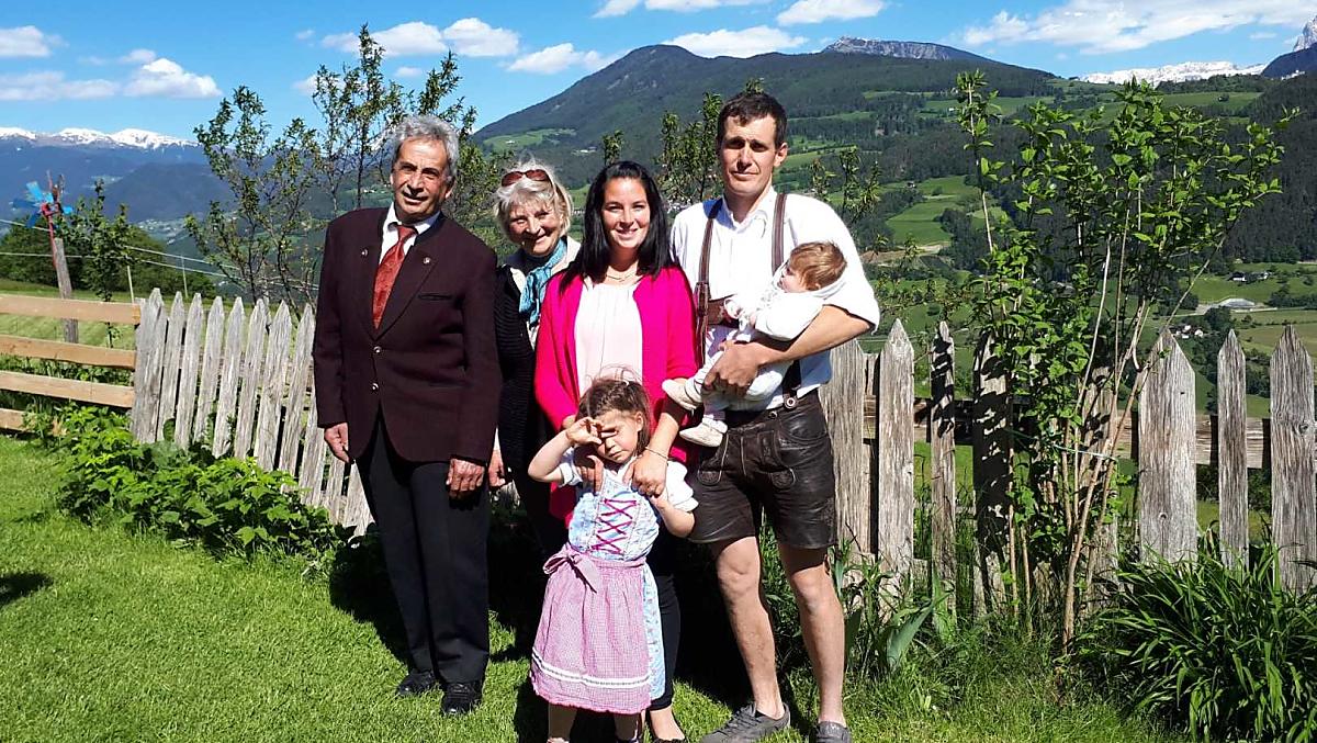 L'anziano contadino Josef con la moglie Rosa. La giovane contadina Maria con Anton e le figlie Hannah e Maja.
