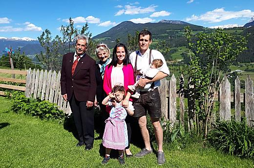 L'anziano contadino Josef con la moglie Rosa. La giovane contadina Maria con Anton e le figlie Hannah e Maja.