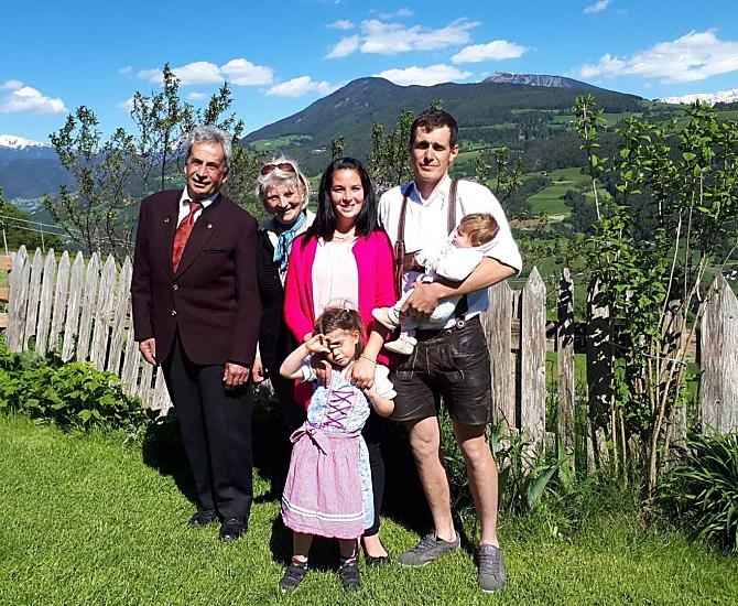 L'anziano contadino Josef con la moglie Rosa. La giovane contadina Maria con Anton e le figlie Hannah e Maja.
