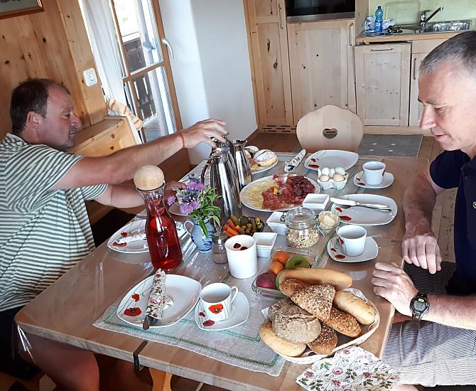 Colazione accogliente in un appartamento confortevole