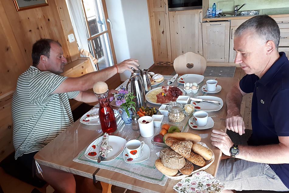 Colazione accogliente in un appartamento confortevole
