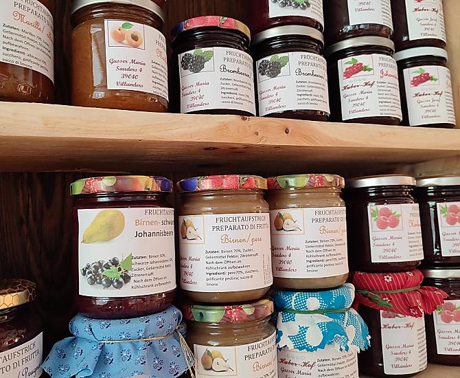 Ampia scelta di marmellate, sciroppi, frutta secca, succhi e verdure in conserva.