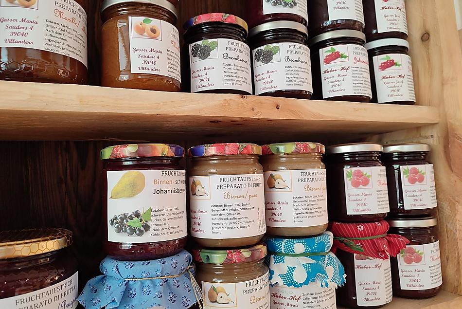 Ampia scelta di marmellate, sciroppi, frutta secca, succhi e verdure in conserva.