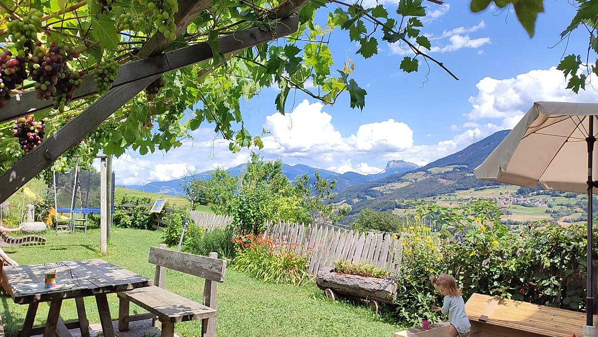 Il parco giochi con sabbiera, altalena, scivolo e trampolino. Mentre i genitori possono semplicemente godersi la vacanza.