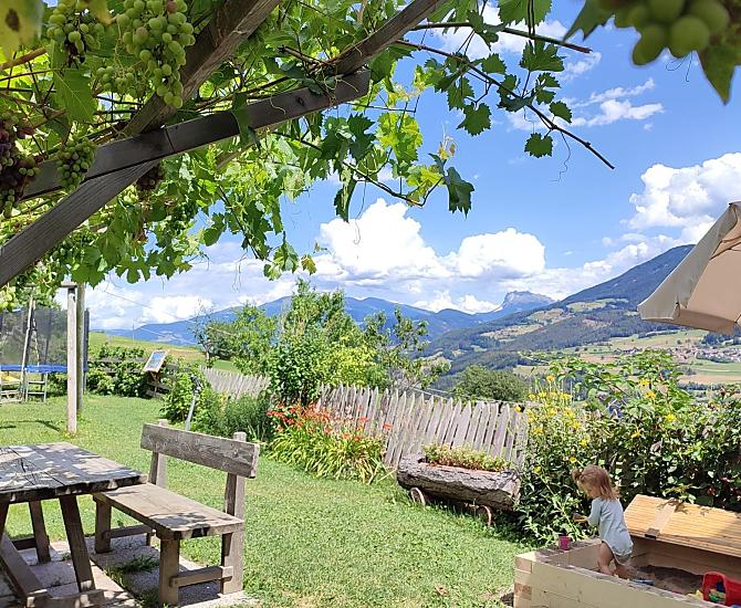 Il parco giochi con sabbiera, altalena, scivolo e trampolino. Mentre i genitori possono semplicemente godersi la vacanza.