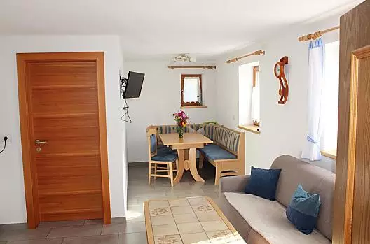 Cucina abitabile con comodo salotto e divano