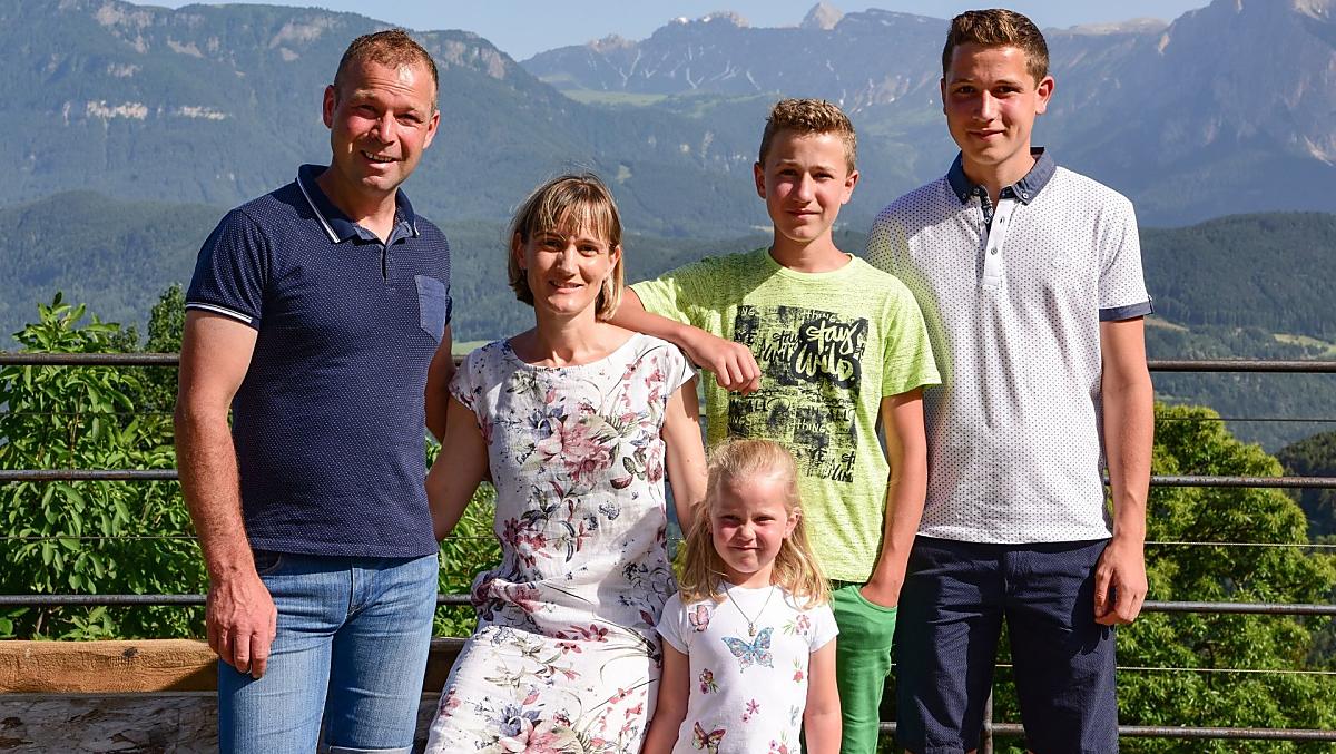 La famiglia Hofer, ovvero Alois, Elisabeth, Valentin, Tobias e Marlen, vi dà un caloroso benvenuto.