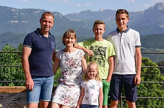 La famiglia Hofer, ovvero Alois, Elisabeth, Valentin, Tobias e Marlen, vi dà un caloroso benvenuto.