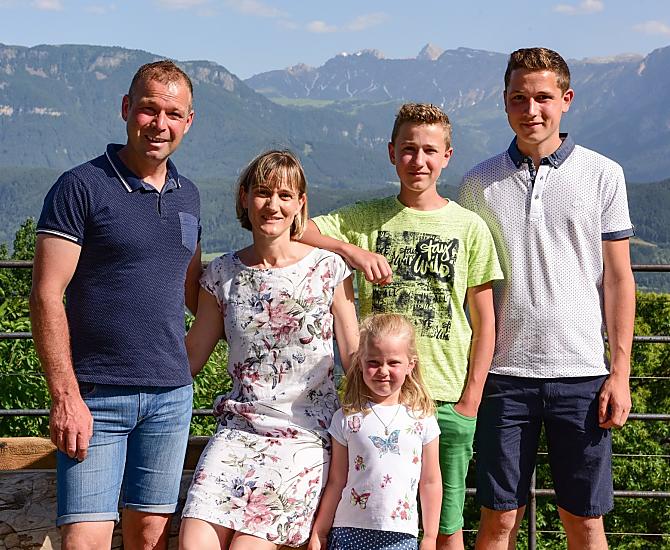 La famiglia Hofer, ovvero Alois, Elisabeth, Valentin, Tobias e Marlen, vi dà un caloroso benvenuto.