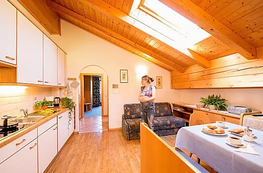 La cucina abitabile dell'appartamento vacanze Tisens