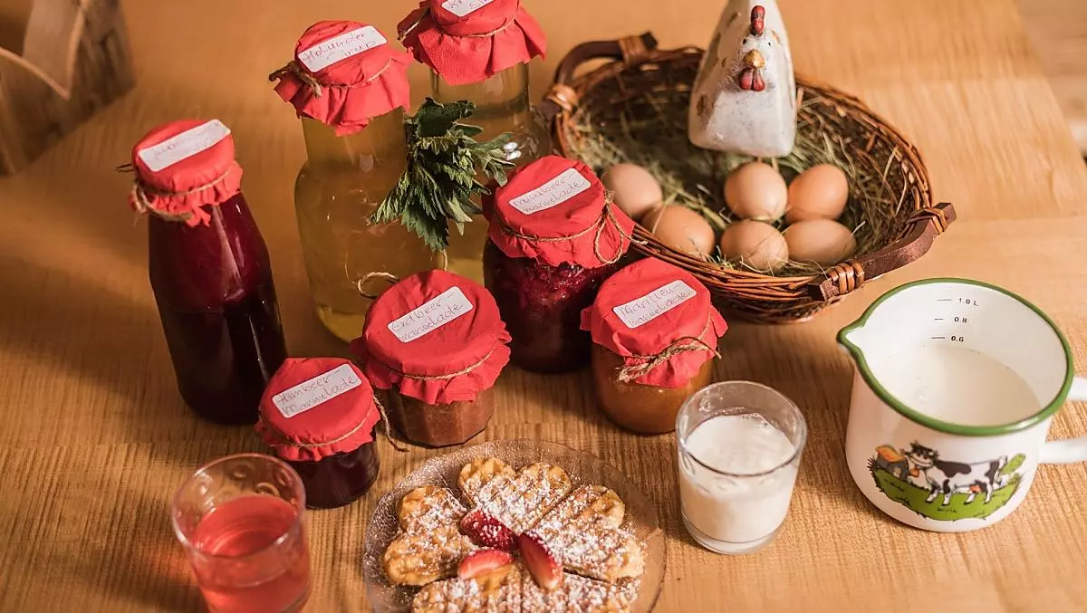Latte fieno, uova, marmellata e succhi di frutta biologici di produzione propria