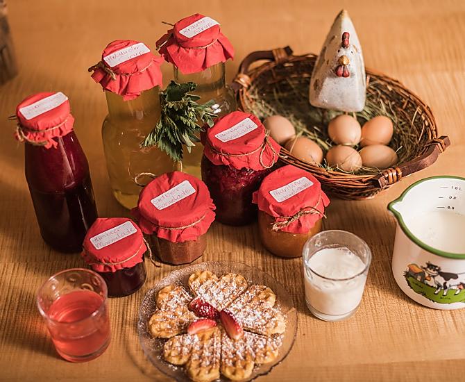 Latte fieno, uova, marmellata e succhi di frutta biologici di produzione propria
