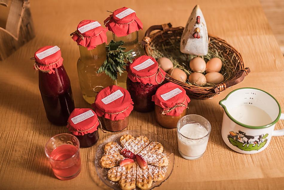 Latte fieno, uova, marmellata e succhi di frutta biologici di produzione propria