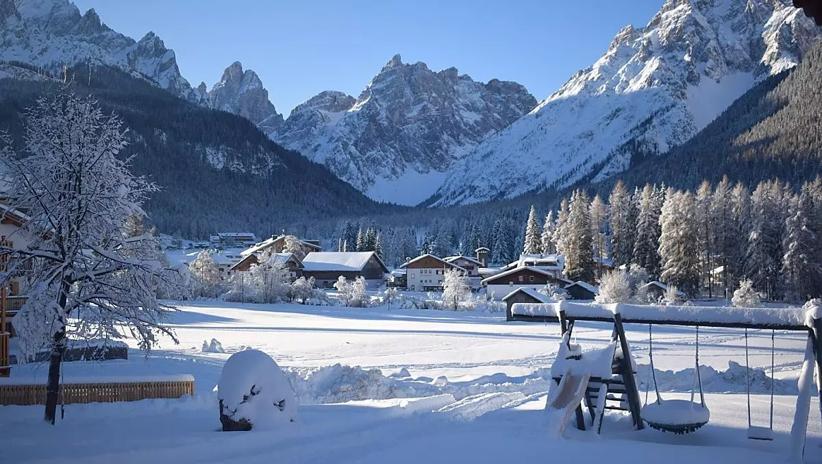 In inverno il nostro parco giochi è ricoperto di neve.