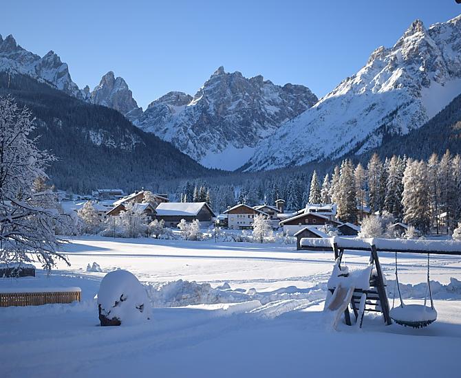 In inverno il nostro parco giochi è ricoperto di neve.