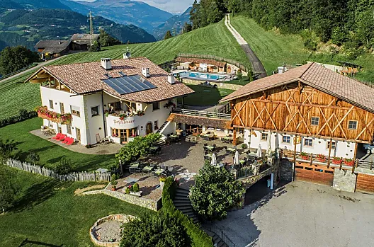 Il maso Pitschlmann con piscina e terrazza solarium