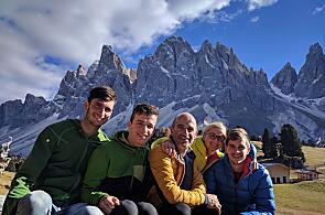 La famiglia Jocher sotto le cime delle Odle. Da sinistra a destra: Philipp il più anziano, Hannes il più giovane, Sepp, Anna e Georg al centro.