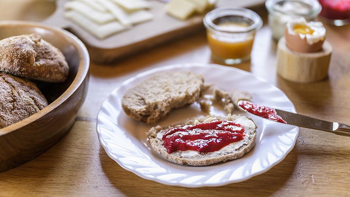 Colazione con prodotti biologici freschi del maso.