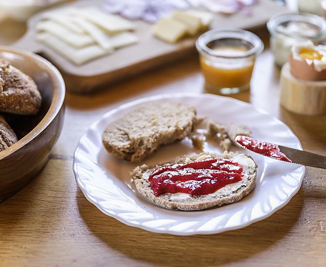 Colazione con prodotti biologici freschi del maso.