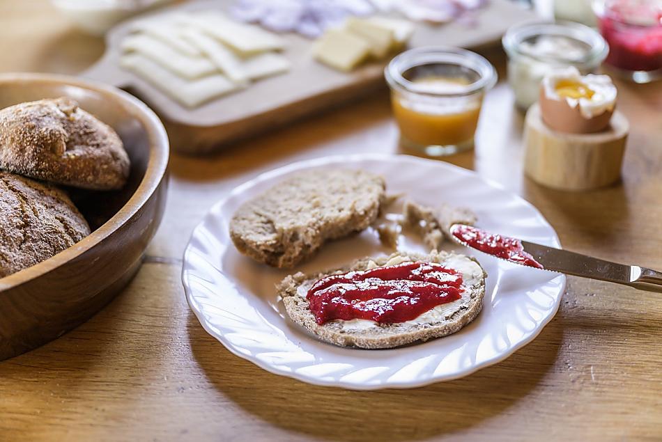 Colazione con prodotti biologici freschi del maso.