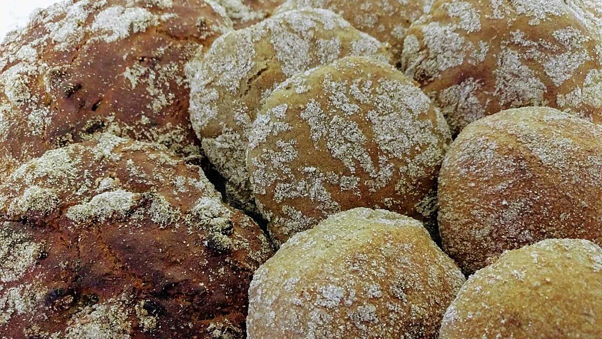 Panini di segale e farro, fatti in casa con i nostri cereali biologici, semplicemente sani e deliziosi.