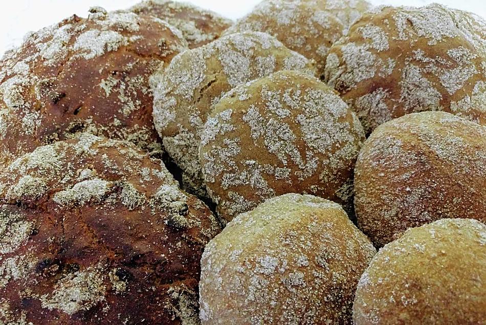 Panini di segale e farro, fatti in casa con i nostri cereali biologici, semplicemente sani e deliziosi.