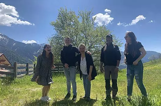 Questa foto rappresenta perfettamente la nostra famiglia. Siamo caotici, ridiamo molto e siamo semplicemente autentici. 