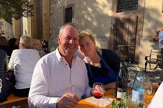 A Leopold e Cäcilia piace festeggiare con un buon bicchiere di vino.