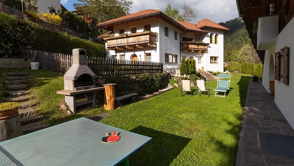 Prato per prendere il sole, attrezzature per il barbecue e ping pong 