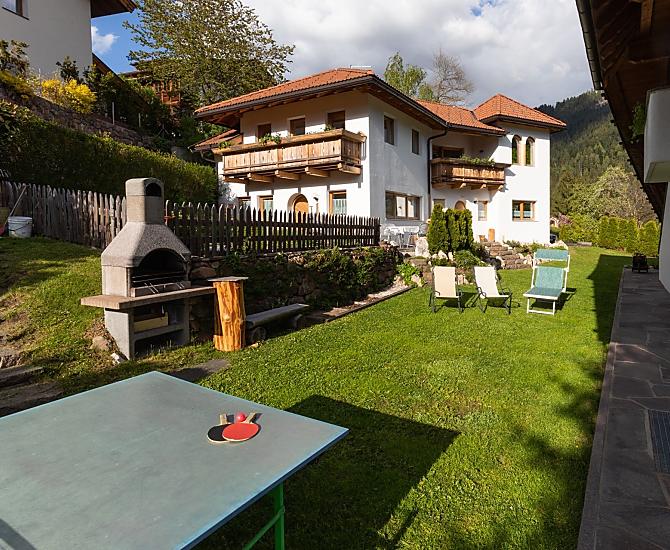 Prato per prendere il sole, attrezzature per il barbecue e ping pong 