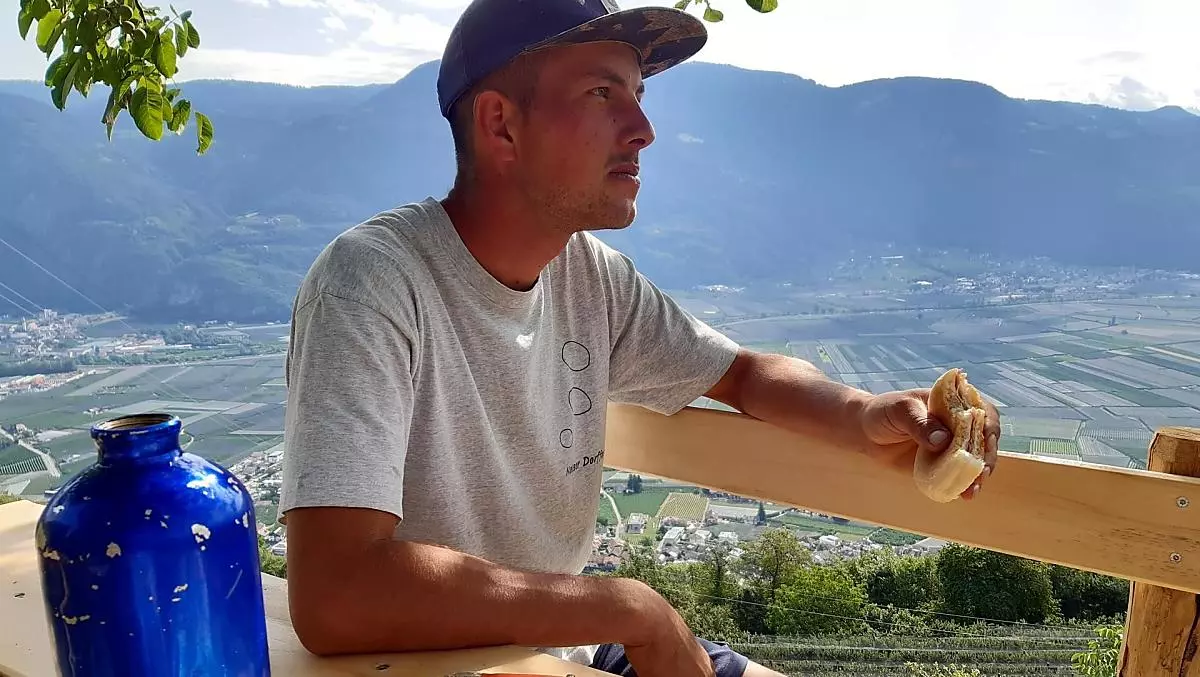 Il giovane contadino Andreas si gode uno spuntino 