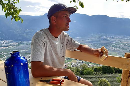 Il giovane contadino Andreas si gode uno spuntino 