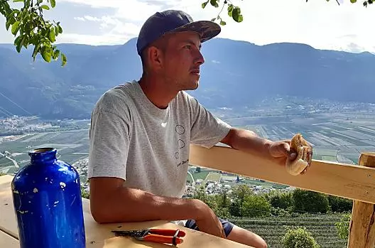 Il giovane contadino Andreas si gode uno spuntino 