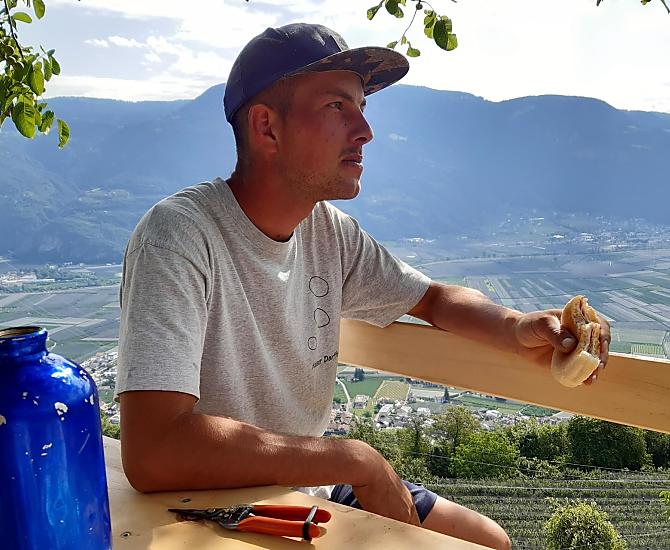 Il giovane contadino Andreas si gode uno spuntino 