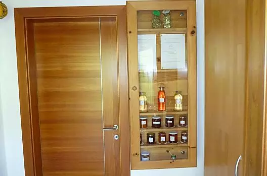 All'ingresso di ogni appartamento c'è una cassetta di prodotti da cui gli ospiti possono prendere bontà fatte in casa.