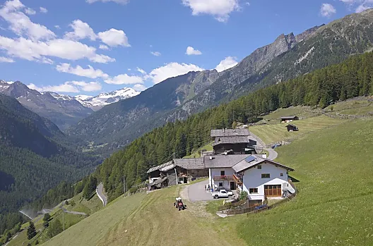 Vista ovest con il ghiacciaio.